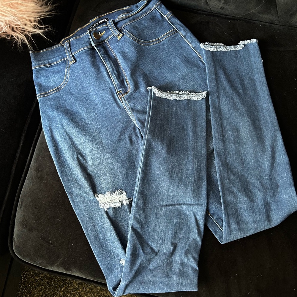 Sz 7 distressed skinny jeans